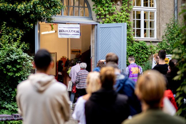 Les gens font la queue dans un bureau de vote à Berlin lors des élections fédérales et régionales de cette année. 