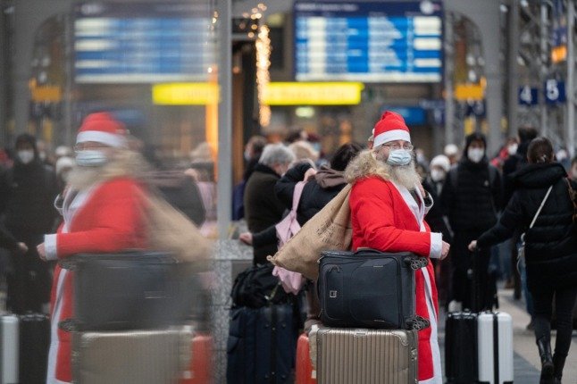 Père Noël à la gare principale de Francfort. 