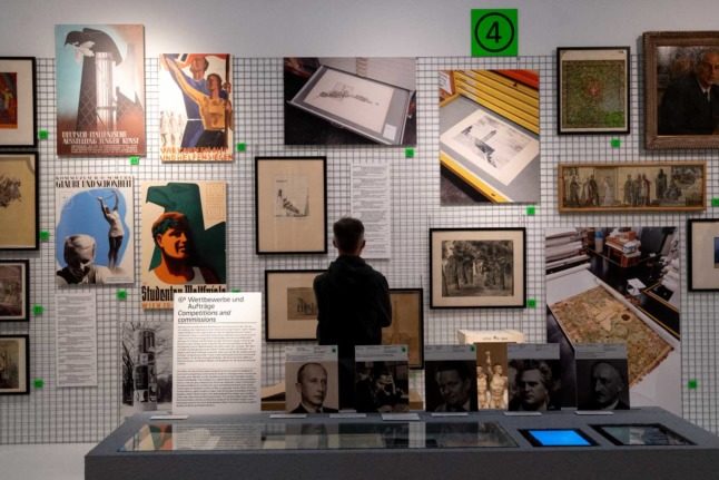 Les visiteurs explorent des œuvres d'art lors d'une exposition intitulée "Vienne tombe en ligne. La politique de l'art sous le national-socialisme" montrant des artefacts nazis dans la ville "Musée de Vienne" à Vienne, en Autriche,