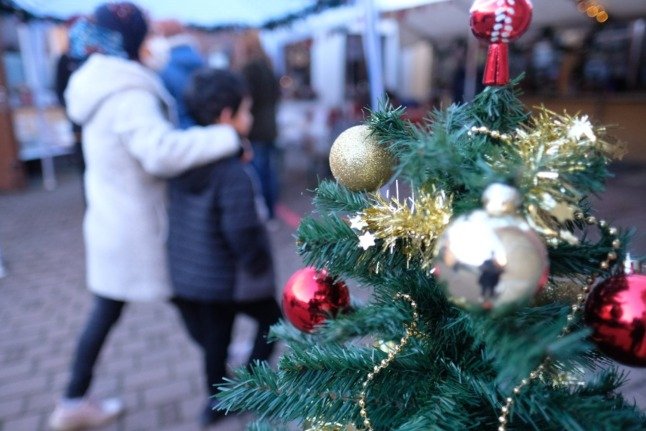 Un arbre de Noël avec des décorations à Weißenfels, en Saxe-Anhalt.