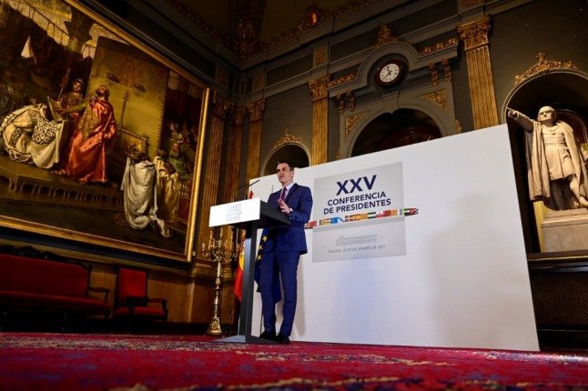 Le Premier ministre espagnol Pedro Sanchez s'exprime lors d'une conférence de presse à l'issue d'une conférence des présidents régionaux 