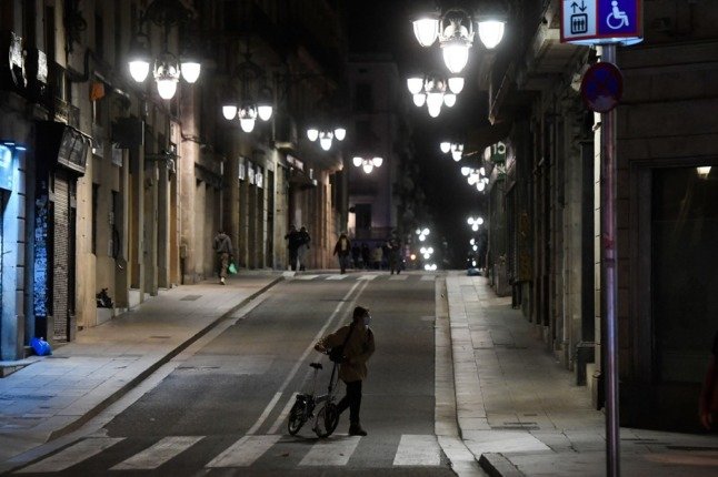 homme avec vélo à barcelone pendant le couvre-feu octobre 2020