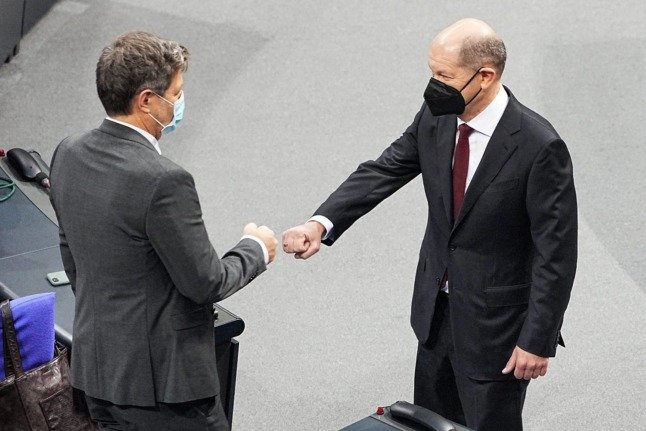 Le nouveau chancelier allemand Olaf Scholz bat le poing des Verts Robert Habeck.