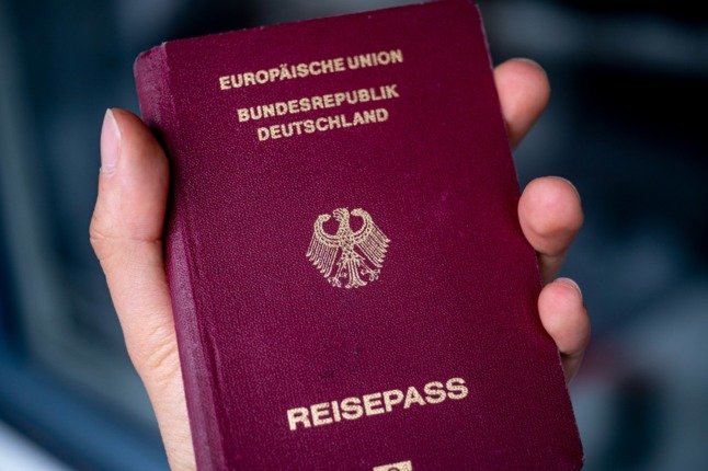 Une personne est titulaire d'un passeport allemand. 