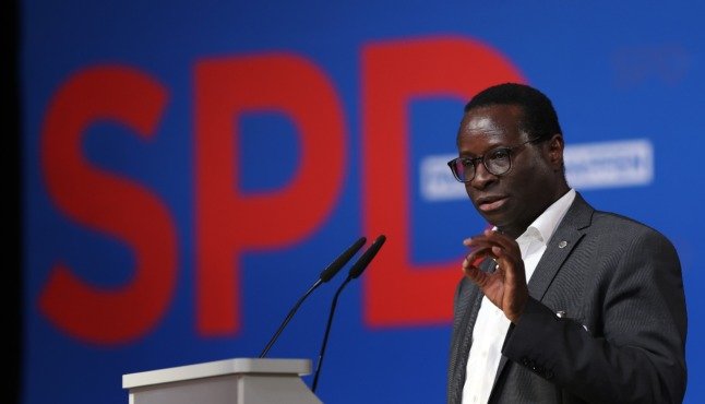 Le Dr Karamba Diaby, commissaire à l'intégration du groupe parlementaire SPD, prend la parole lors d'un événement festif à Magdebourg en 2021. 