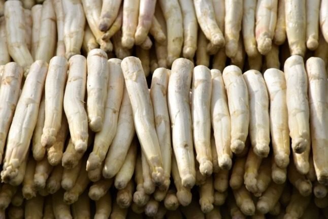 Asperges blanches en vente sur un marché de producteurs. Photo de Waldemar Brandt sur Unsplash