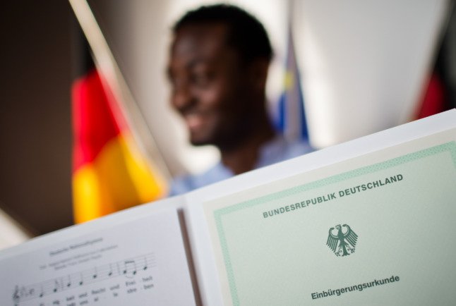 Un migrant avec des documents de citoyenneté