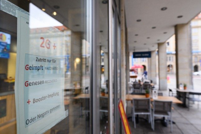 Un panneau indiquant les règles 2G-plus dans un restaurant de Dresde.