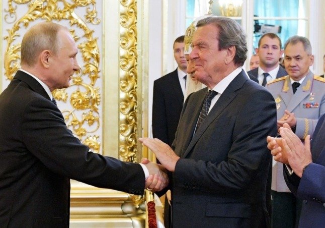 Une photo d'archive de mai 2018 montre le président russe Vladimir Poutine saluant Gerhard Schröder, ancien chancelier allemand, lors d'une cérémonie marquant l'investiture de Poutine. 