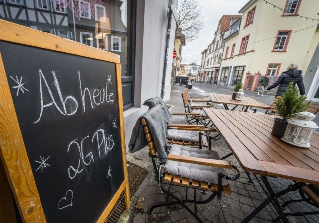Un restaurant à Kronberg am Taunus, Hesse, annonce les règles 2G-plus.
