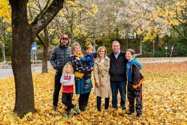 Emily Wachelka, troisième à partir de la gauche, avec son mari allemand, leurs enfants et ses parents américains, ensemble à Westpark, Munich. 