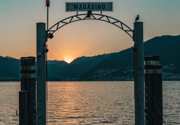 Le soleil se couche derrière une jetée à Magadino, dans le Gambarogno, en Suisse. Photo de Claudio Schwarz sur Unsplash