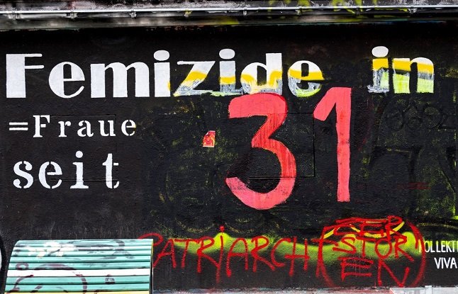 Le nombre '31' est vu sur un mur commémorant le nombre de fémicides en Autriche en 2021, à Vienne le 17 janvier 2022. - Peint en rouge sang sur un mémorial improvisé à Vienne, le nombre 31 est un rappel brutal d'un sombre bilan : les femmes tuées par des hommes en Autriche l'année dernière. Après que plusieurs cas particulièrement horribles parmi les meurtres aient été largement rapportés dans les médias, la question du fémicide est désormais sous le feu des projecteurs. Dans un petit pays riche où les crimes violents sont généralement rares, un débat public a commencé, galvanisant les militants et obligeant les politiciens à agir.
