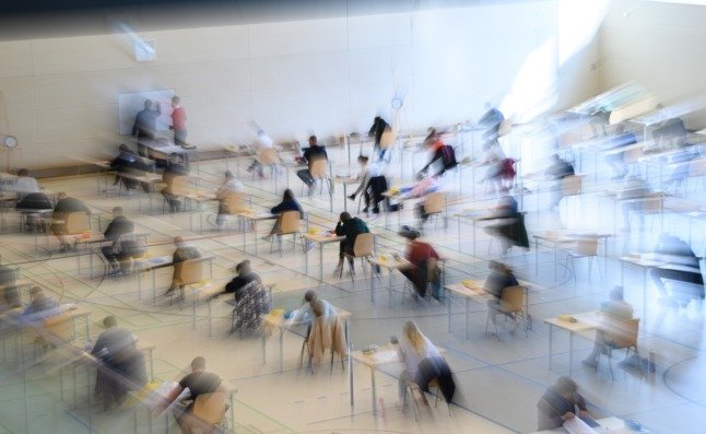 Jeunes gens passant un examen dans une école de Dresde.