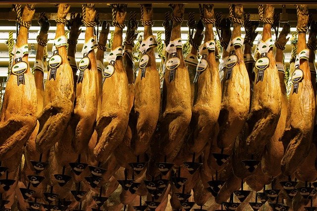 Les cuisses de porc séchées suspendues au plafond sont monnaie courante dans les supermarchés et les bars espagnols.