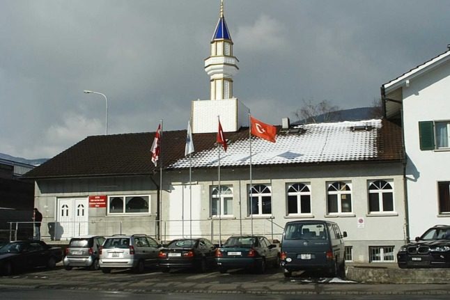 Un minaret à Wangen bei Olten, l'un des quatre minarets de Suisse et celui qui a déclenché le vote pour leur interdiction. Par Nadf - Travail personnel, domaine public, https://commons.wikimedia.org/w/index.php?curid=5943217