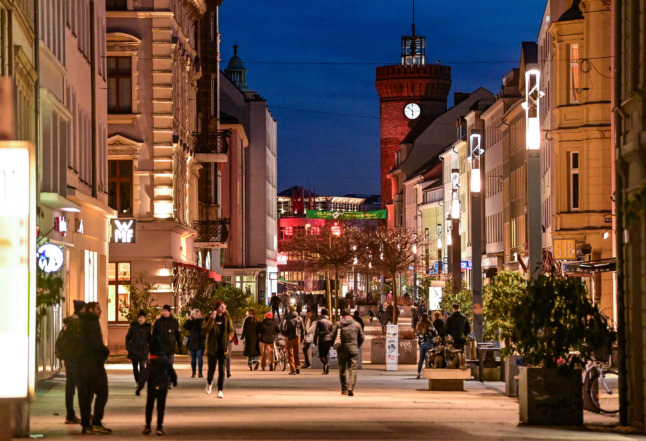 Les gens qui marchent dans une rue animée de Cottbus. Les magasins non essentiels dans de nombreuses régions d'Allemagne interdisent actuellement les personnes non vaccinées.