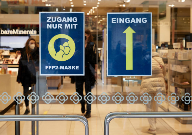 Un magasin à Hambourg montre l'exigence du masque FFP2. 