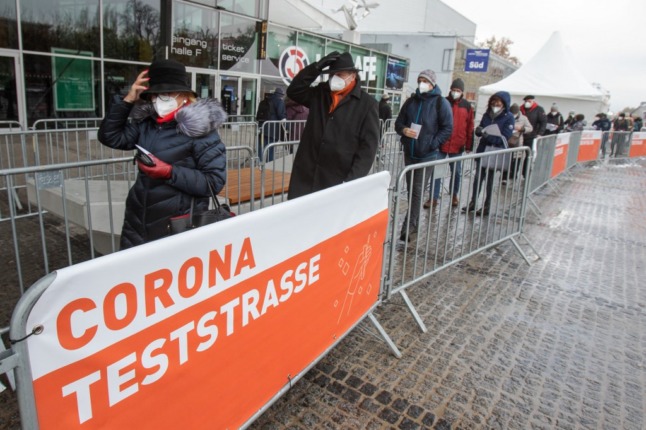 Les gens font la queue pour être testés pour le Covid-19 en Autriche