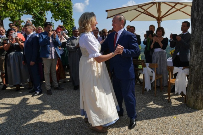 La ministre autrichienne des affaires étrangères Karin Kneissl et le président russe Vladimir Poutine dansent lors de son mariage.