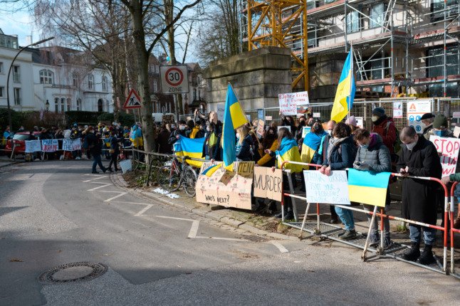 Des manifestants devant le consulat général de Russie.