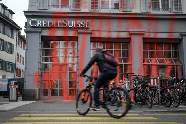 Une succursale du Credit Suisse visée par une attaque à la peinture en 2020. L'organisation a été de plus en plus critiquée ces dernières semaines. Photo : Fabrice COFFRINI / AFP