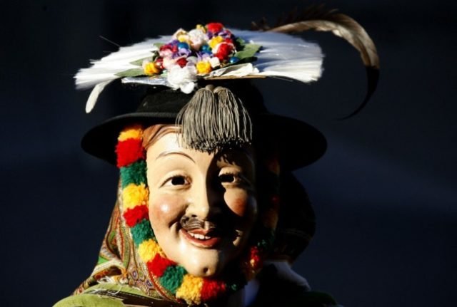 Membre du groupe folklorique autrichien Schellenschlager en costume
