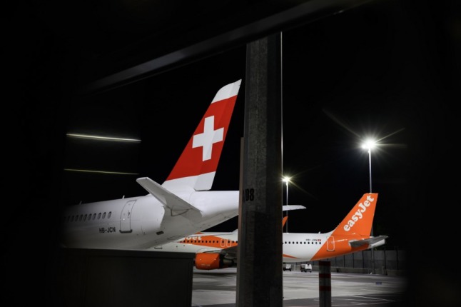 Des avions commerciaux de la compagnie aérienne suisse et de la compagnie à bas prix EasyJet sont stationnés en raison de l'interruption des vols dans le cadre de l'épidémie de COVID-19 . (Photo de Fabrice COFFRINI / AFP)