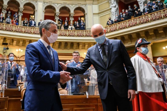 Le président suisse Ignazio Cassis et le ministre suisse de la santé Alain Berset au parlement. Photo : FABRICE COFFRINI / AFP