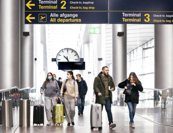 Passagers avec bagages à l'aéroport de Copenhague
