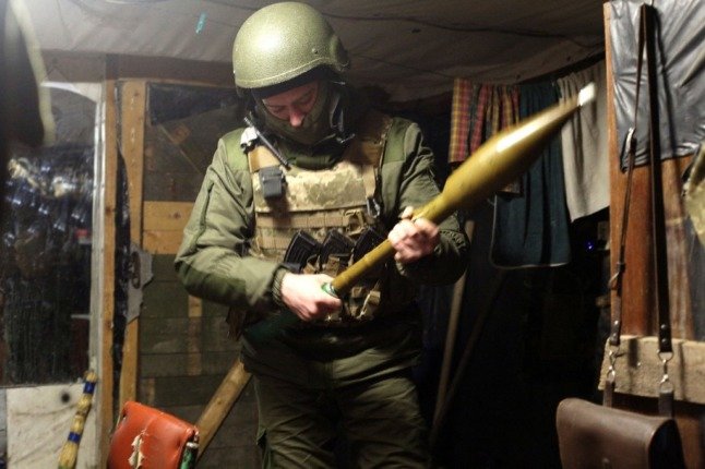 Un militaire ukrainien tient un lance-roquettes