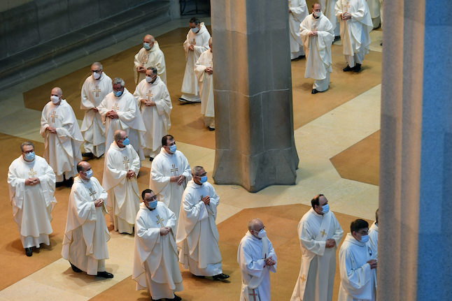 Des prêtres à la Sagrada Familia de Barcelone.