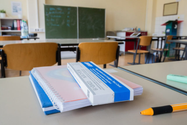 Un kit d'autotest Covid posé sur un bureau dans une école de Hildesheim.