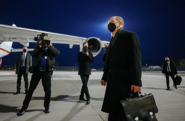 Le chancelier allemand Olaf Scholz arrive à l'avion à Moscou de Berlin le 15 février.