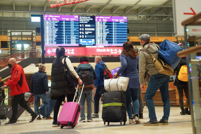 Voyageurs à l'aéroport BER de Berlin en décembre.