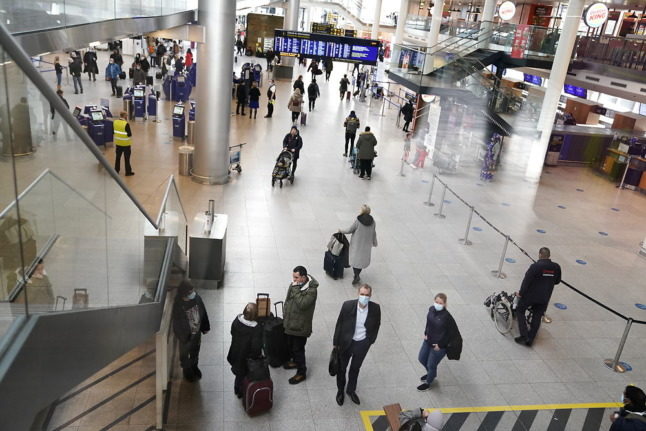 Passagers à l'aéroport de Copenhague le 14 février 2022