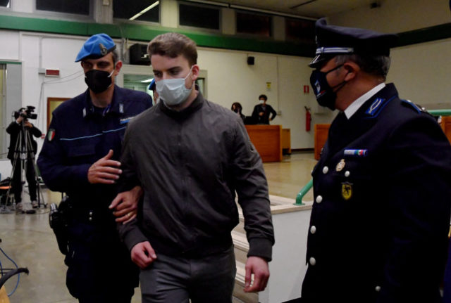 Gabriel Natale-Hjorth est escorté par la police après la décision du tribunal dans son procès pour le meurtre du policier italien Mario Cerciello Rega, à Rome le 5 mai 2021.