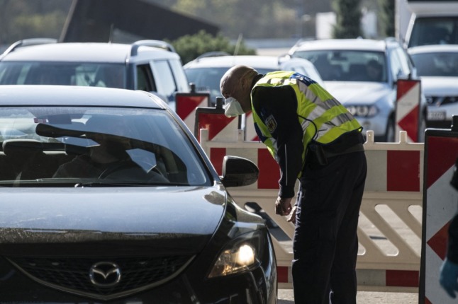 Un policier effectue un contrôle à la frontière germano-suisse Photo de SEBASTIEN BOZON / AFP