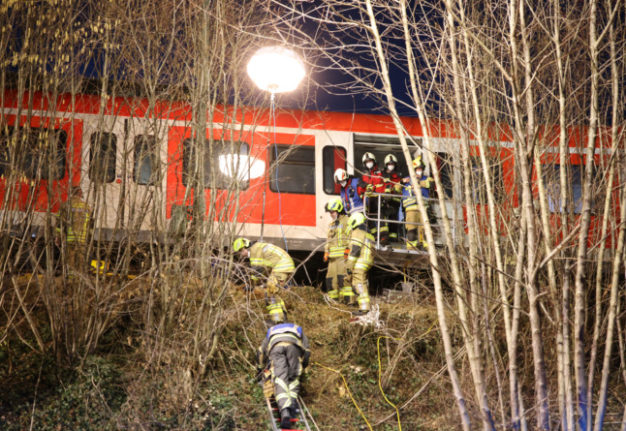 Les secouristes travaillent sur le lieu de l'accident à Schäftlarn.