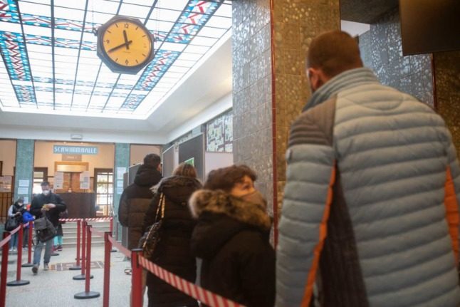 Des personnes font la queue pour un vaccin contre le Covid à Vienne. La capitale autrichienne prend des mesures pour faciliter l'accès au vaccin pour les personnes ayant la phobie des aiguilles. ALEX HALADA / AFP