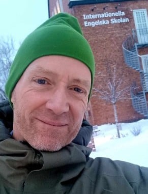 Pascal Brisson, directeur de l'IES Sundsvall, se prend en photo devant son école. 