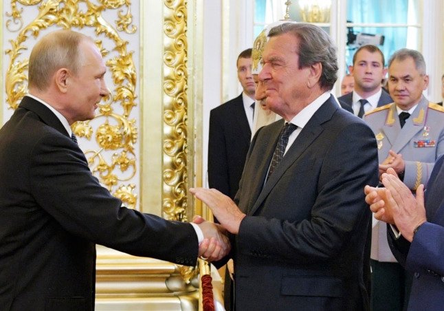 Le président russe Vladimir Poutine salue l'ex-chancelier allemand Gerhard Schröder en mai 2018 lors d'une cérémonie marquant l'investiture de Poutine.