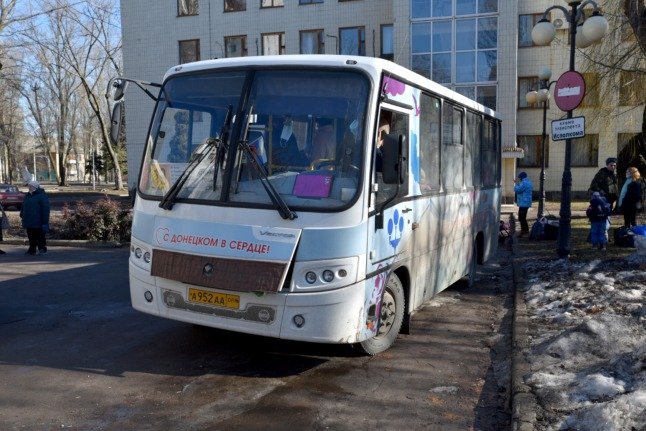 Un bus évacue les passagers de Donetsk le 19 février 2022.