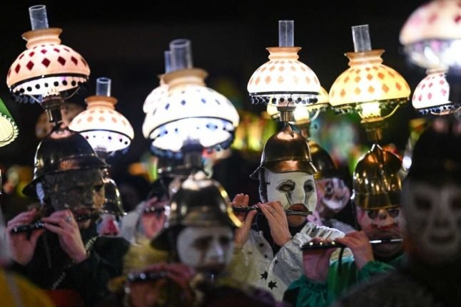 Des dizaines de milliers de personnes sont retournées au carnaval de Bâle après deux années d'annulations dues à la pandémie de Covid. Photo : SEBASTIEN BOZON / AFP