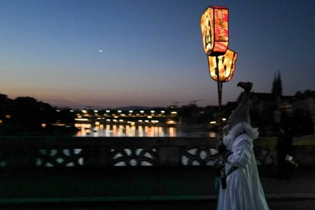 Des dizaines de milliers de personnes sont retournées au carnaval de Bâle après deux années d'annulations dues à la pandémie de Covid. Photo : SEBASTIEN BOZON / AFP