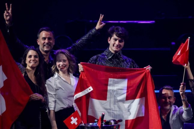 Le participant suisse à l'Eurovision 2021, Gjon's Tears, fait la fête. Photo : KENZO TRIBOUILLARD / AFP