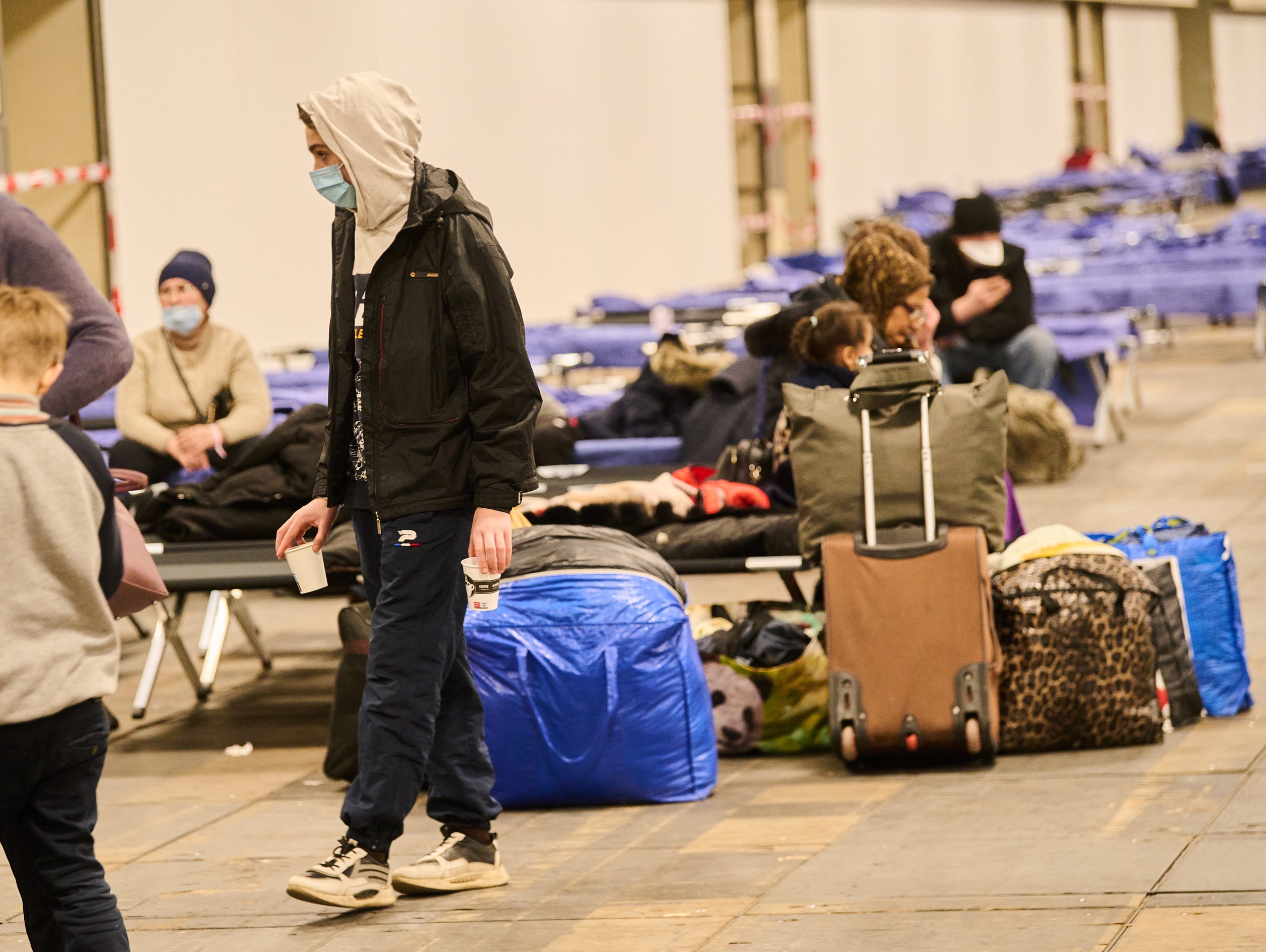 Des personnes qui ont fui la guerre en Ukraine dans un centre d'arrivée de réfugiés à Berlin.