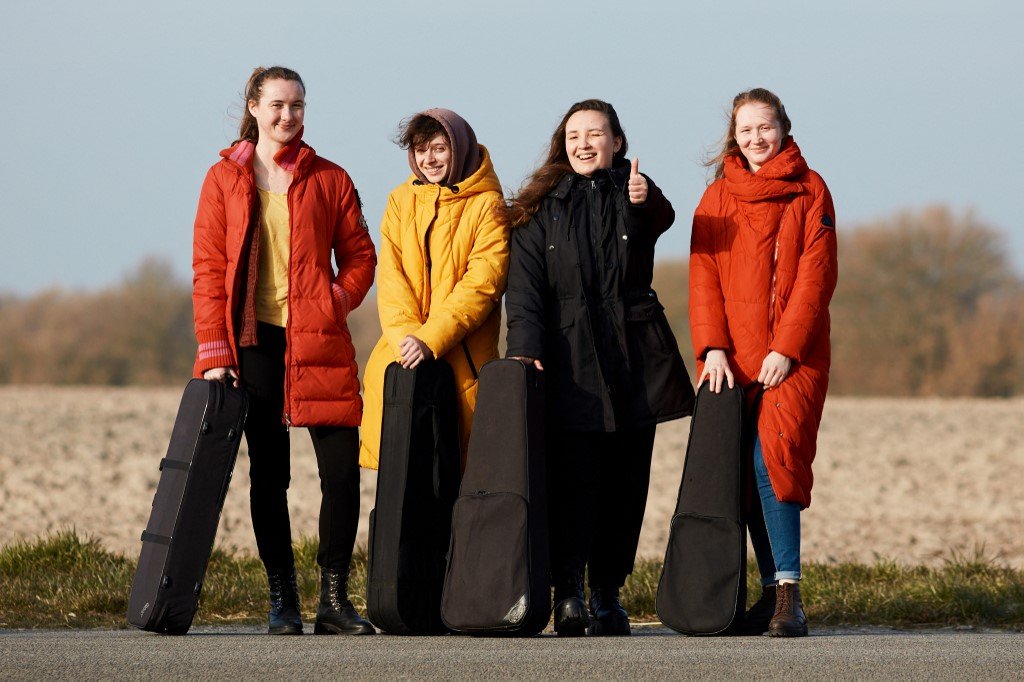 Quatre musiciens qui ont fui l'Ukraine posent à Stevns, au Danemark, le 10 mars 2022.