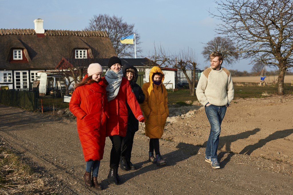 Directrice de l'école scandinave de violoncelle, avec quatre musiciens qui ont fui l'Ukraine à Stevns, au Danemark, le 10 mars 2022.