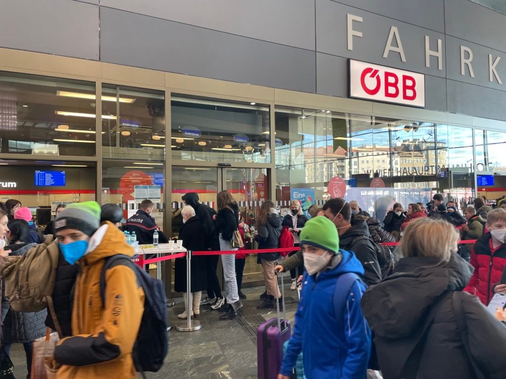 Les gens font la queue pour les billets.